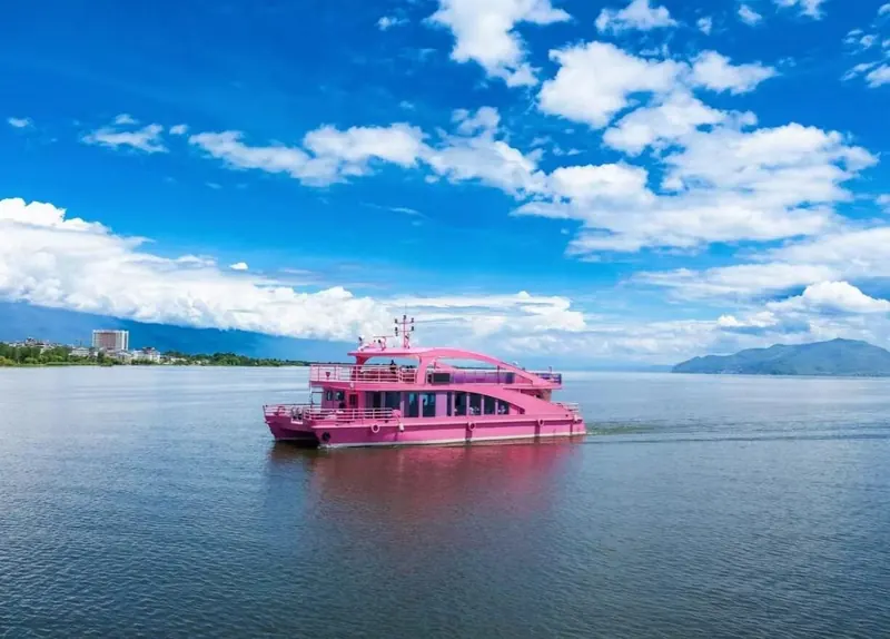 The pink sightseeing boat on Erhai Lake