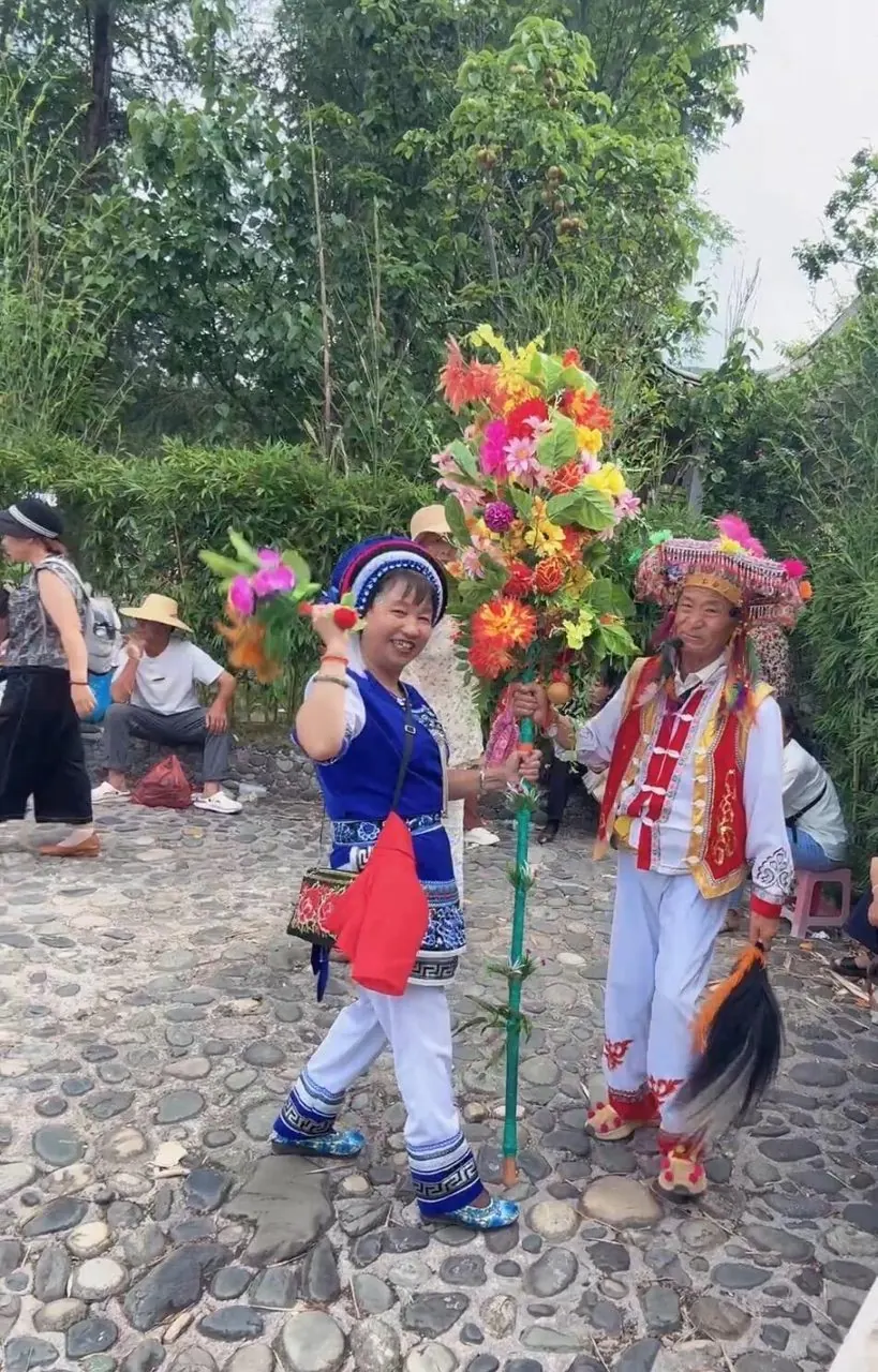 Bai performers in festival costume dancing during Raosanling