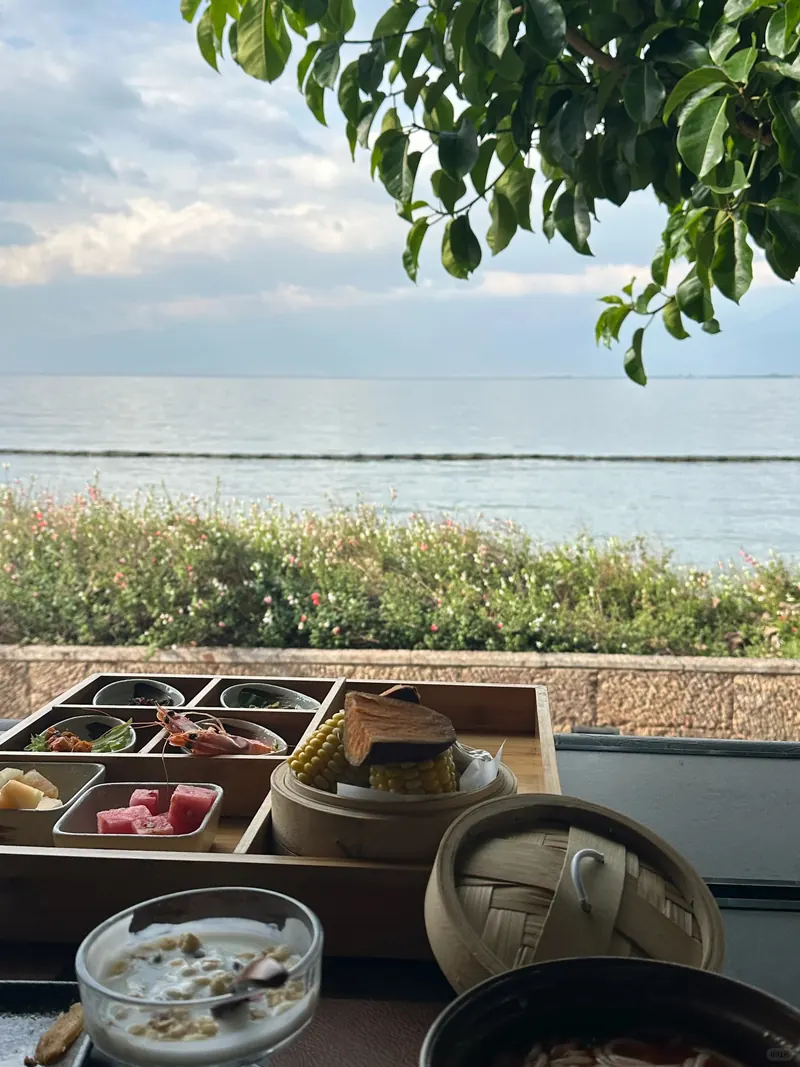 A lakeside breakfast of bamboo steamers facing Erhai Lake