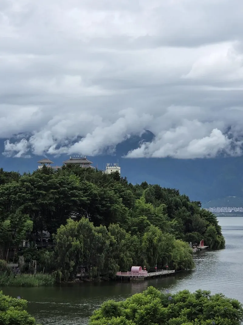 Nanzhao Fengqing Island under low clouds on Erhai