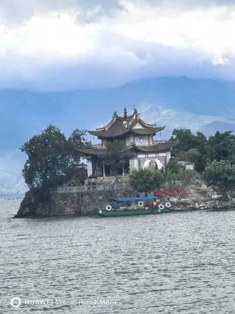 A close view of the Guanyin pavilion on Xiaoputuo