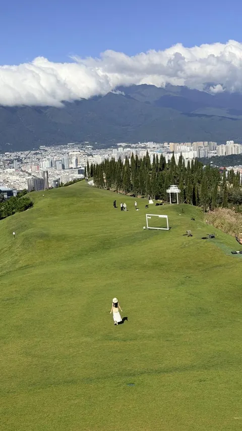 The grassy slopes of Yunxiangshan beneath clouds